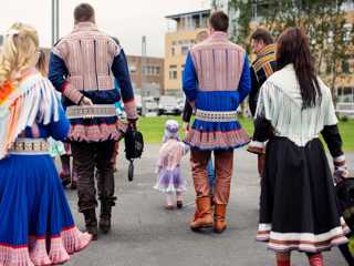 menn og kvinner i samiske klær