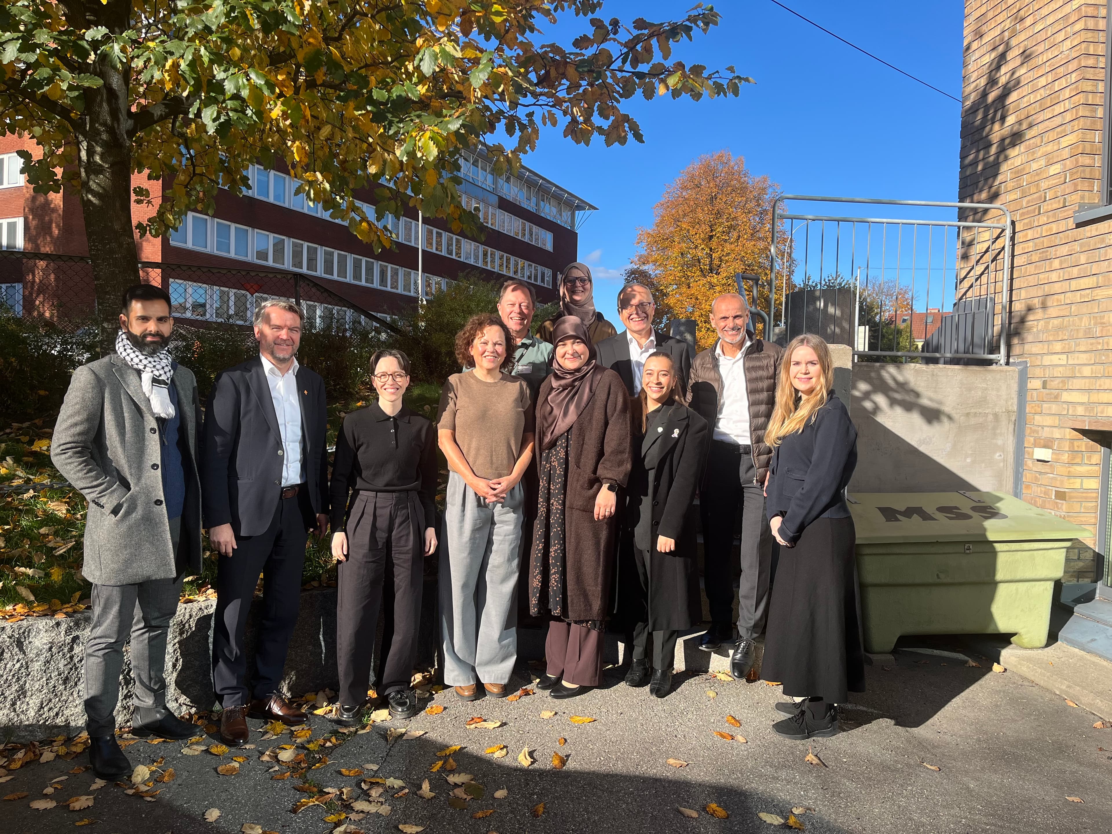 Personar står oppstilt ute. Frå venstre (første rekke): Zamran Butt (Muslimsk dialognettverk- MDN), Senaid Kobilica (Styreleder MDN), Sara Myhrer (Bufdir), Anna Bjørshol (Bufdir), Imen Hasnaoui (Det islamske forbundet), Sofie Bertel (MDN), Djamel Selhi (Det islamske forbundet), Linda Noor (Minotenk)