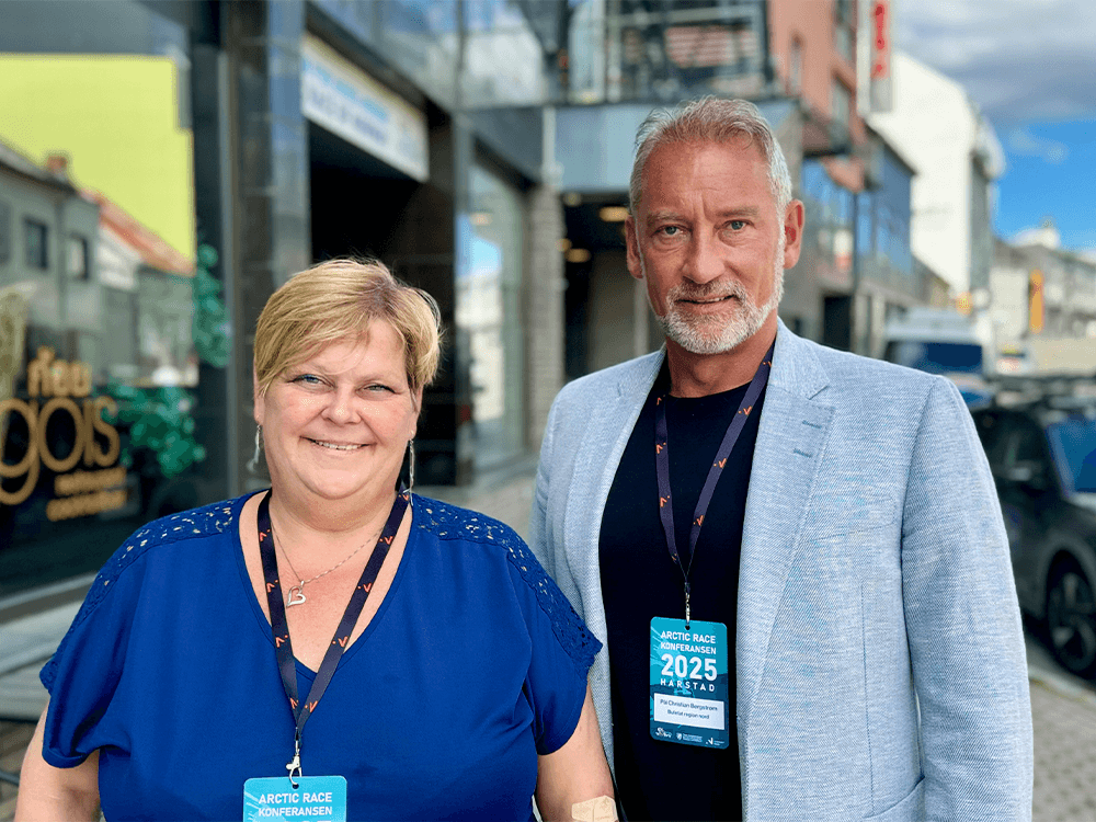 Else og Pål utenfor et bygg i Harstad sentrum