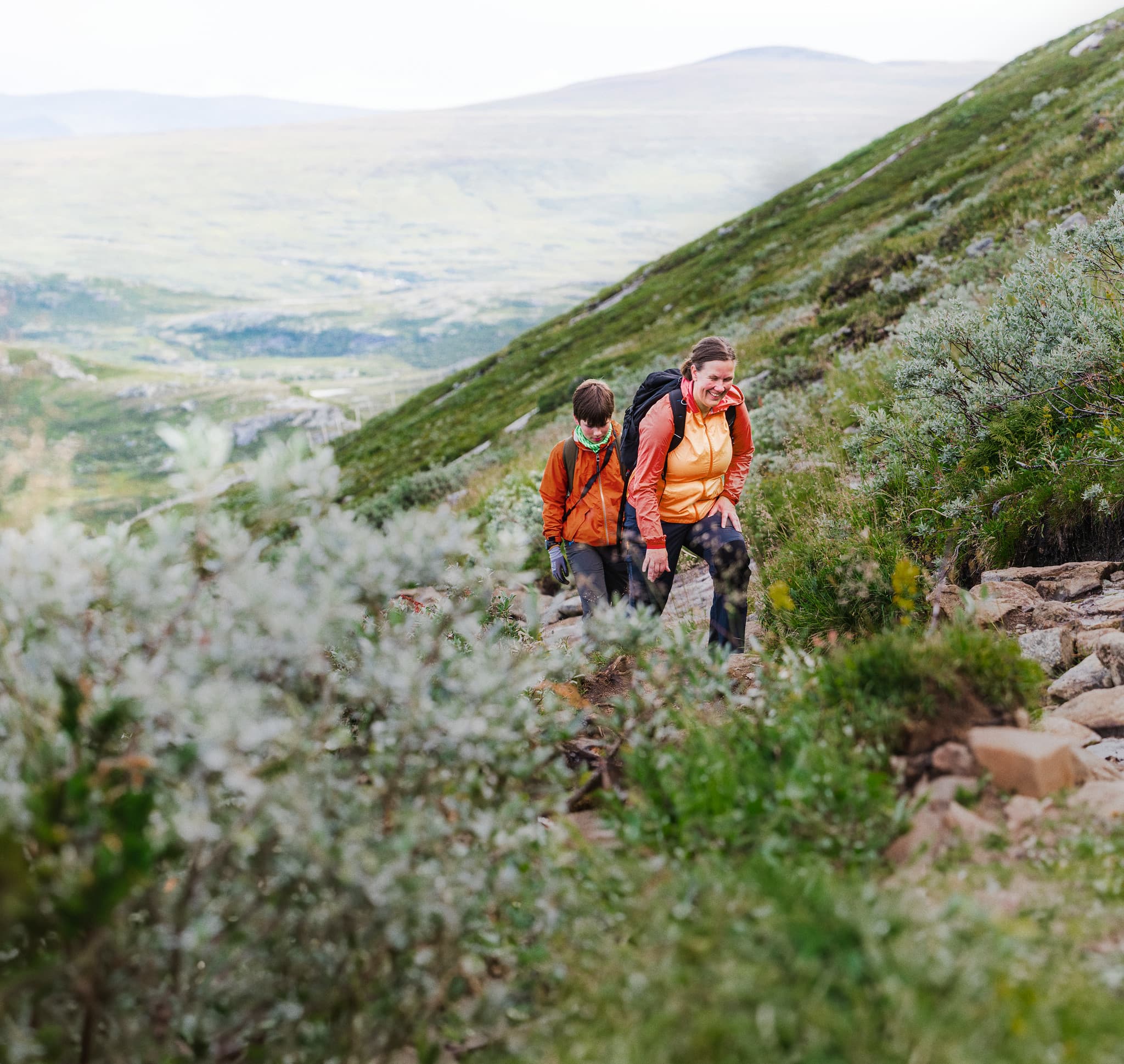 barn og kvinne går i fjellet sammen