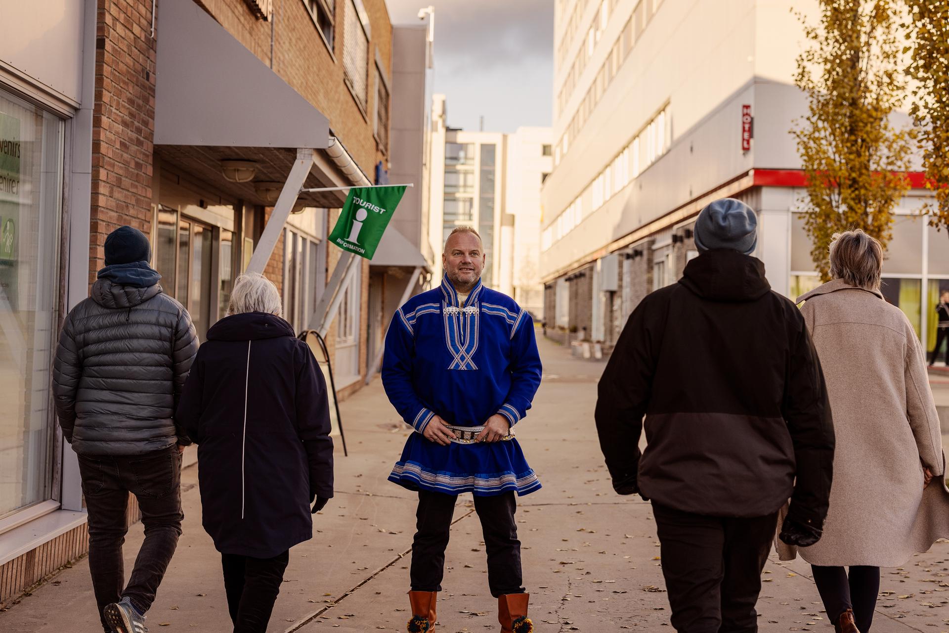 same står i en gate