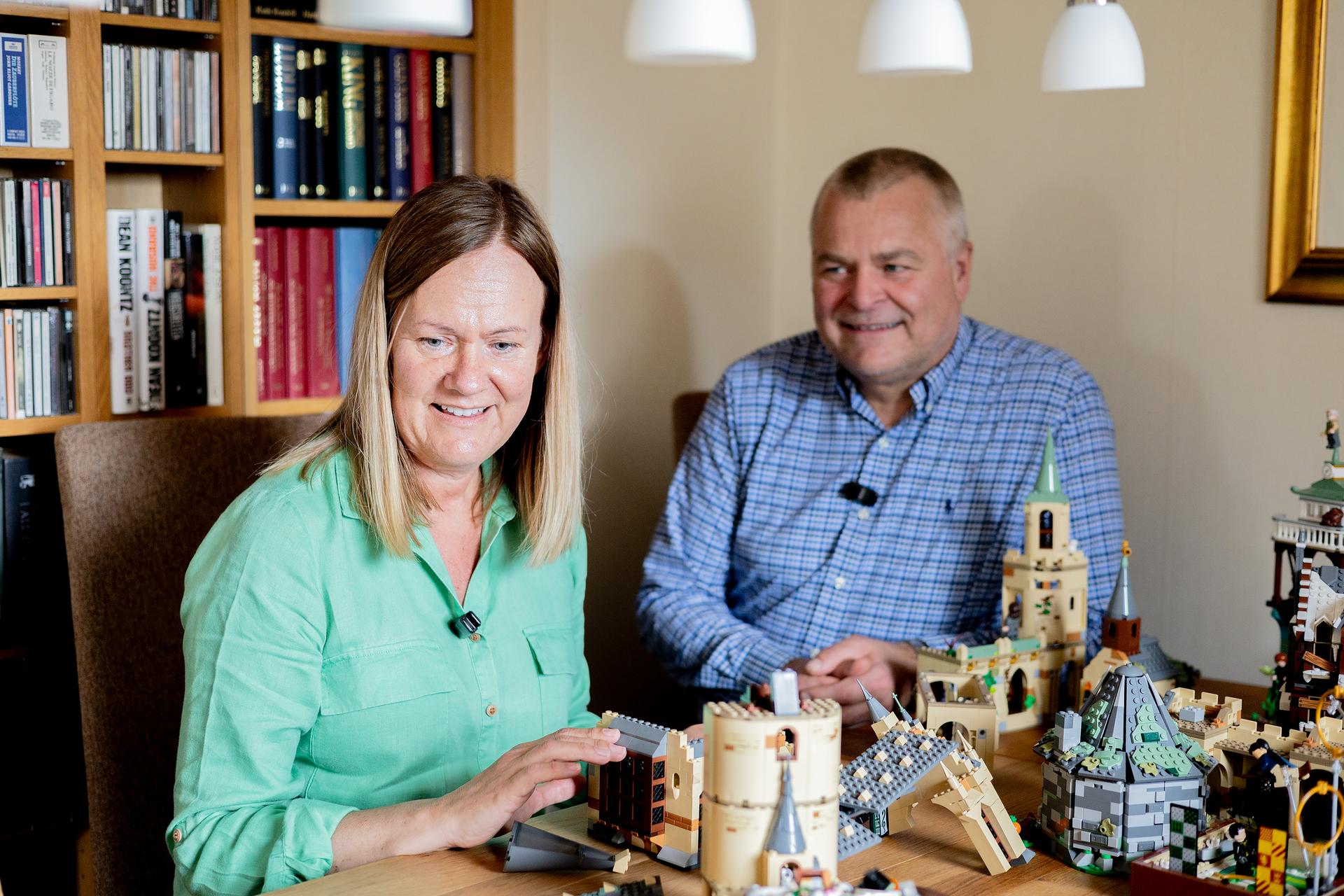 Mann og kvinne bygger lego