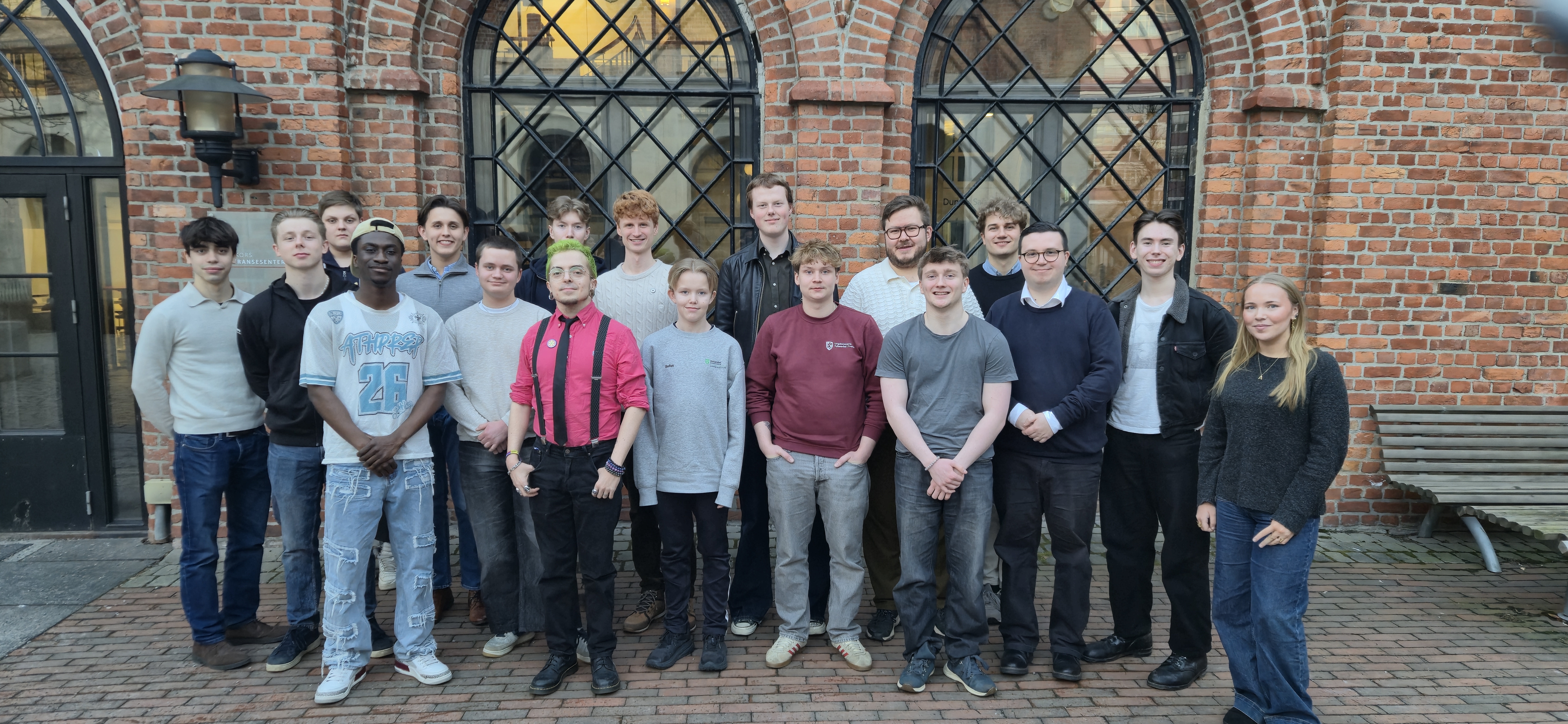 Ungdom fra sivilsamfunn og fylkeskommunale ungdomsråd står samlet foran et bygg, i forbindelse med et innspillsmøte. 