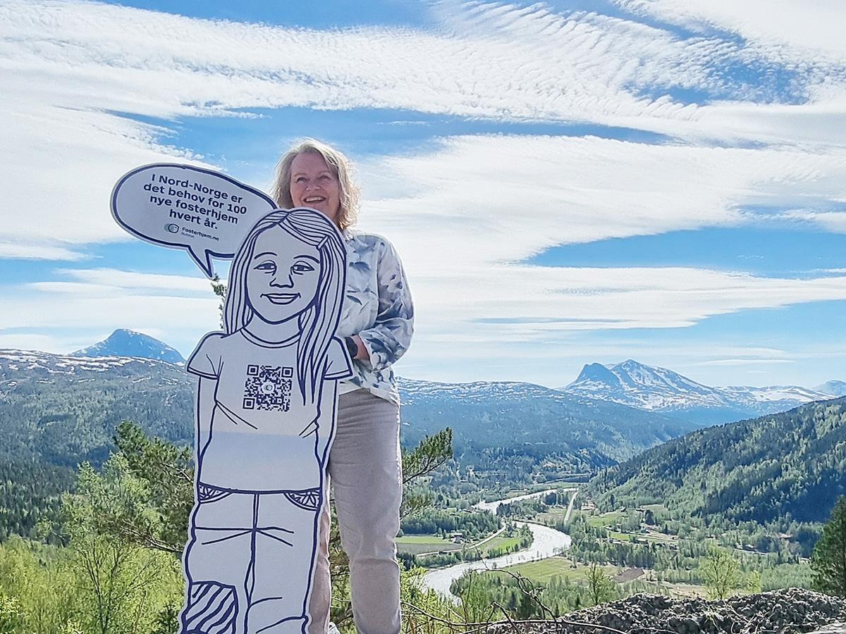 Mange mennesker står foran et bygg