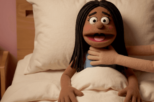 dukke blir kvelt i seng 