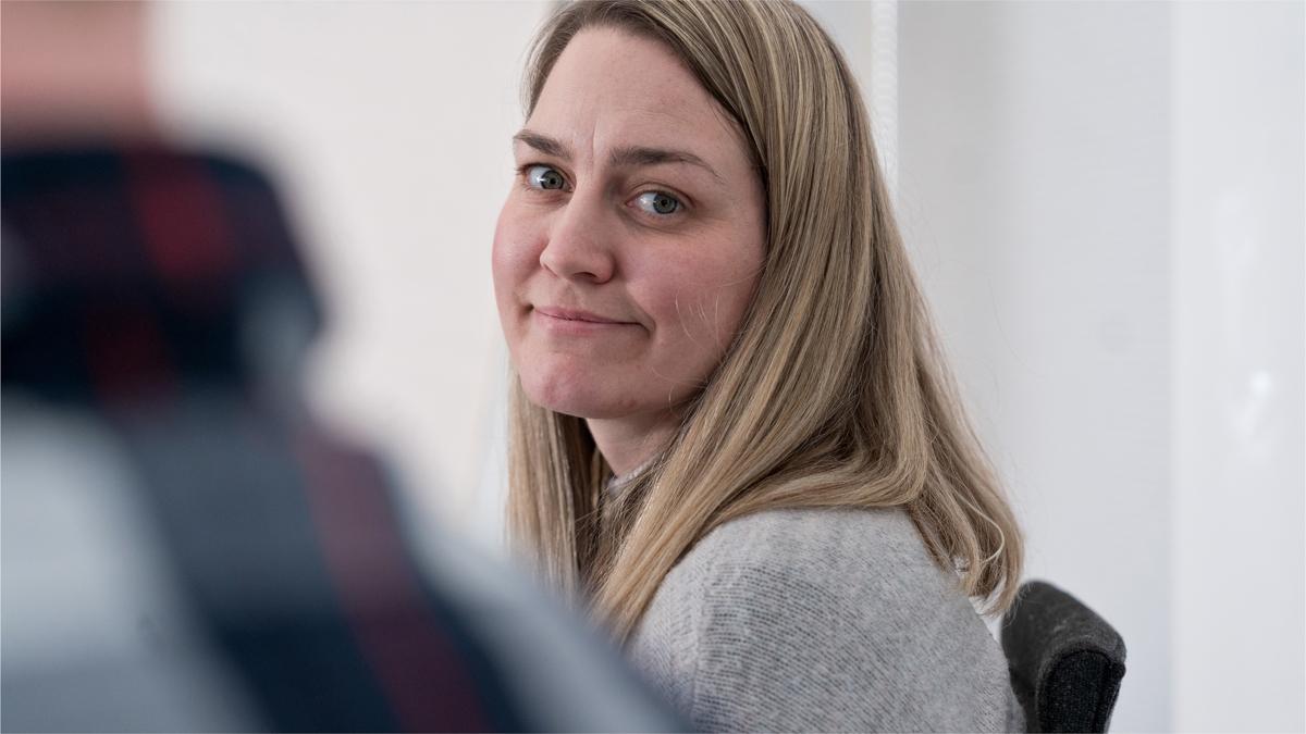 Nærbilde av en voksen person som smiler. Foto.