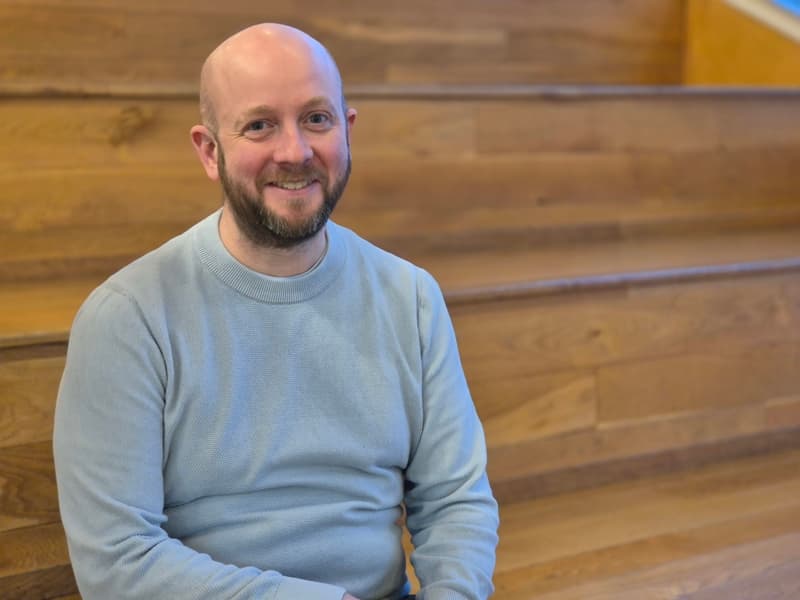 Fosterfar Espen smiler i kamera