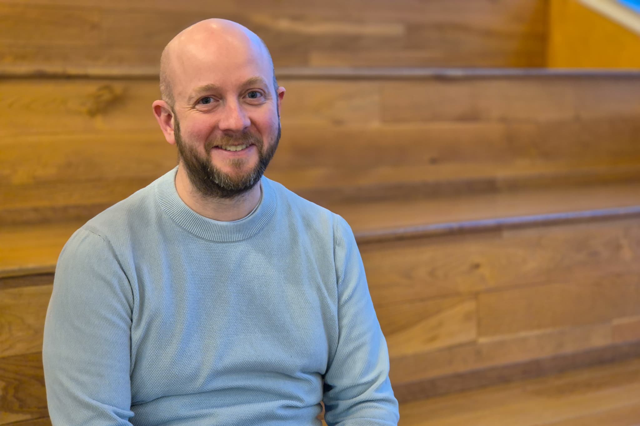 Fosterfar Espen smiler i kamera