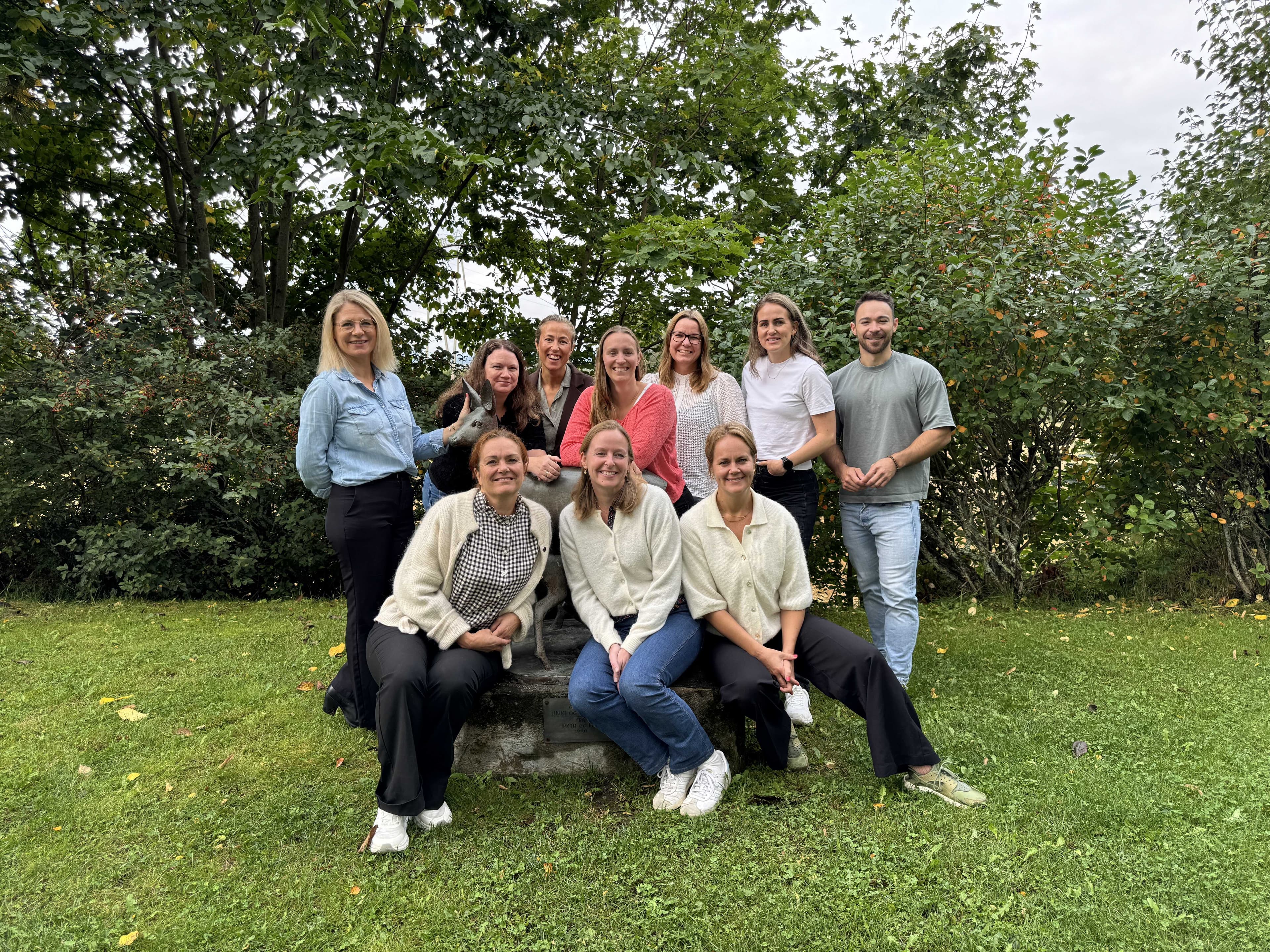 Kompetansestøtteteamet består av 14 mennesker. Her er 10 av dem samlet på en gressplen