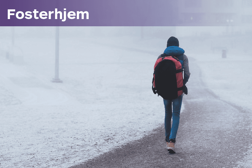 bilde av ungdom som går på tåkelagt sti