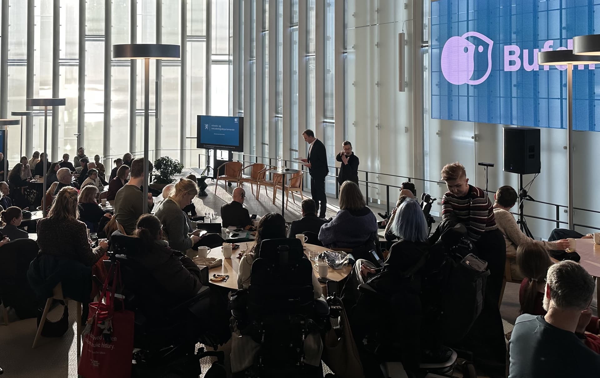 Gruppe mennesker som ser mot scene