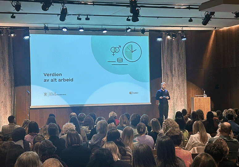 Konferansier på likestillingskonferansen står på scenen.