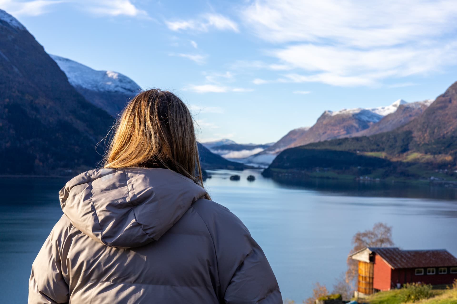 Bilde av ryggen til fostermor som ser utover Stryn