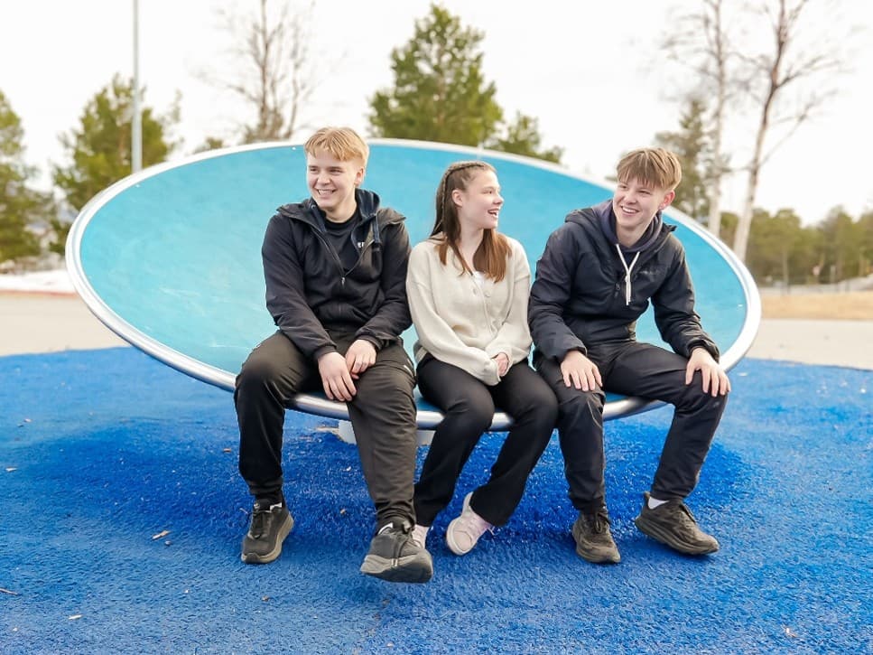 3 barn på en lekeplass