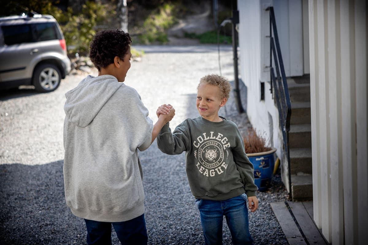 Fire venner ute i gata.