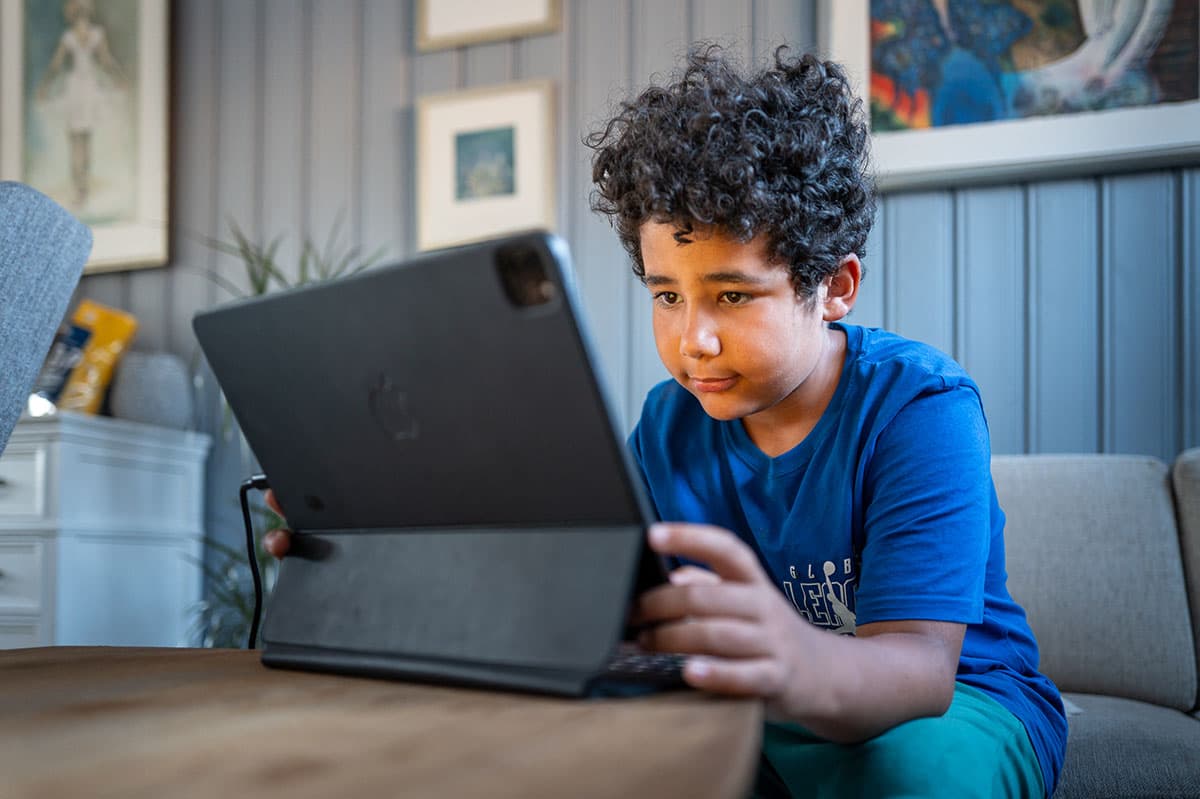 Jente spiller dataspill.