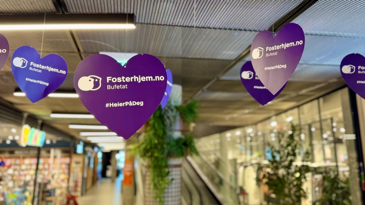 Lilla hjerter som henger fra taket.