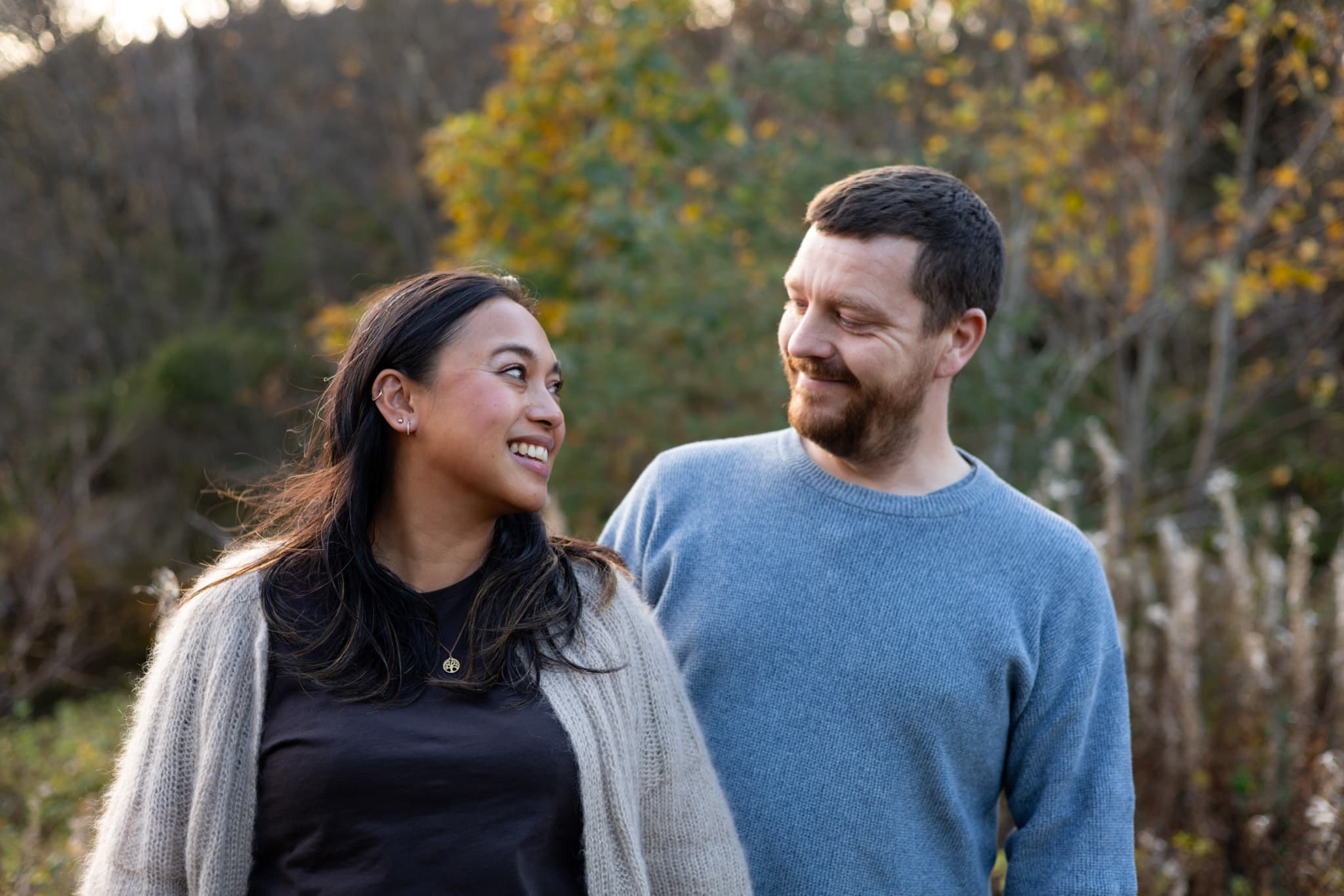 Bilde av fosterforeldrene som smiler og ser på hverandre