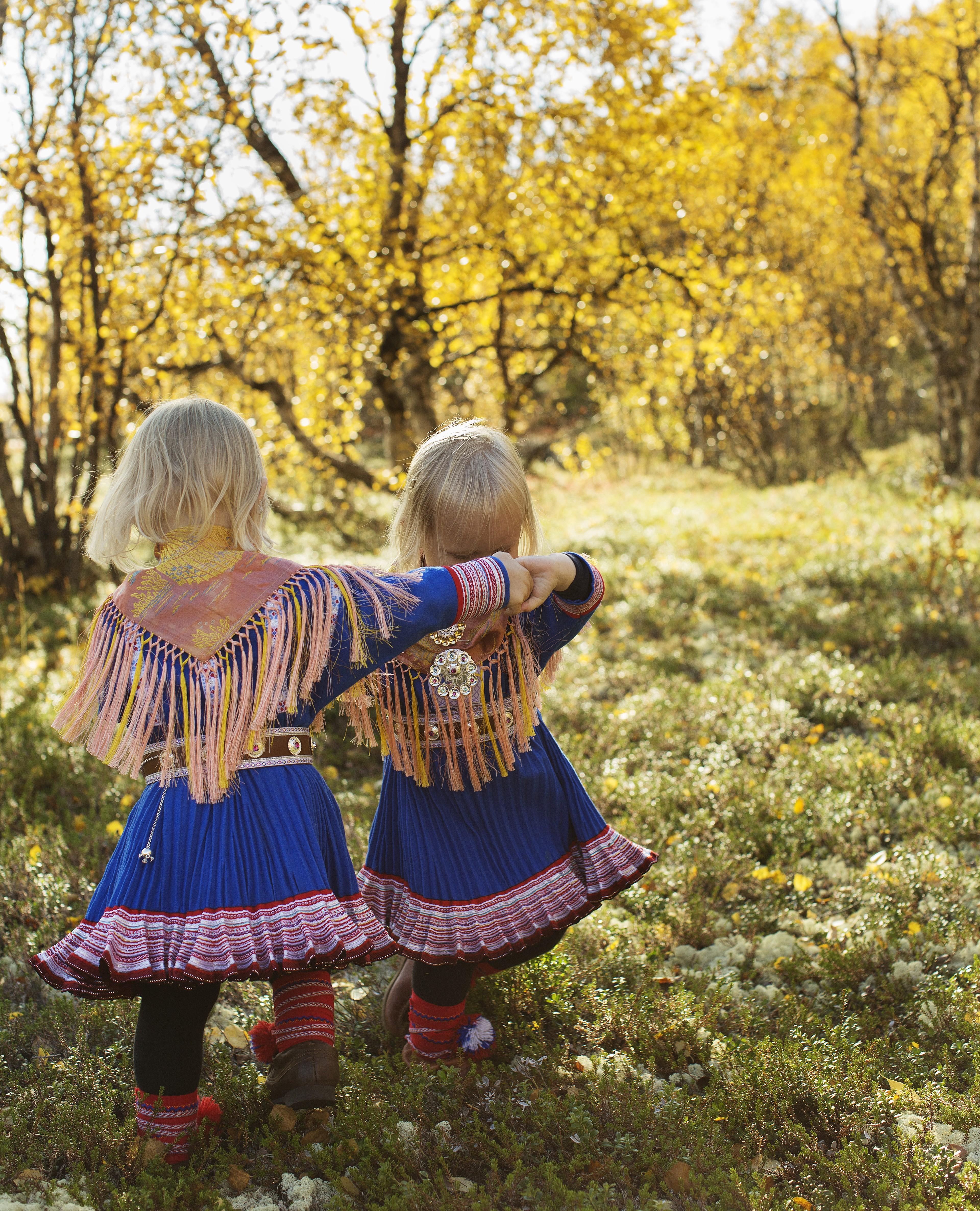 To barn danser i skogen