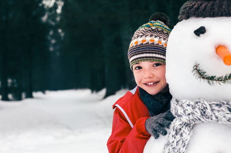 Gutt med snømann. Foto
