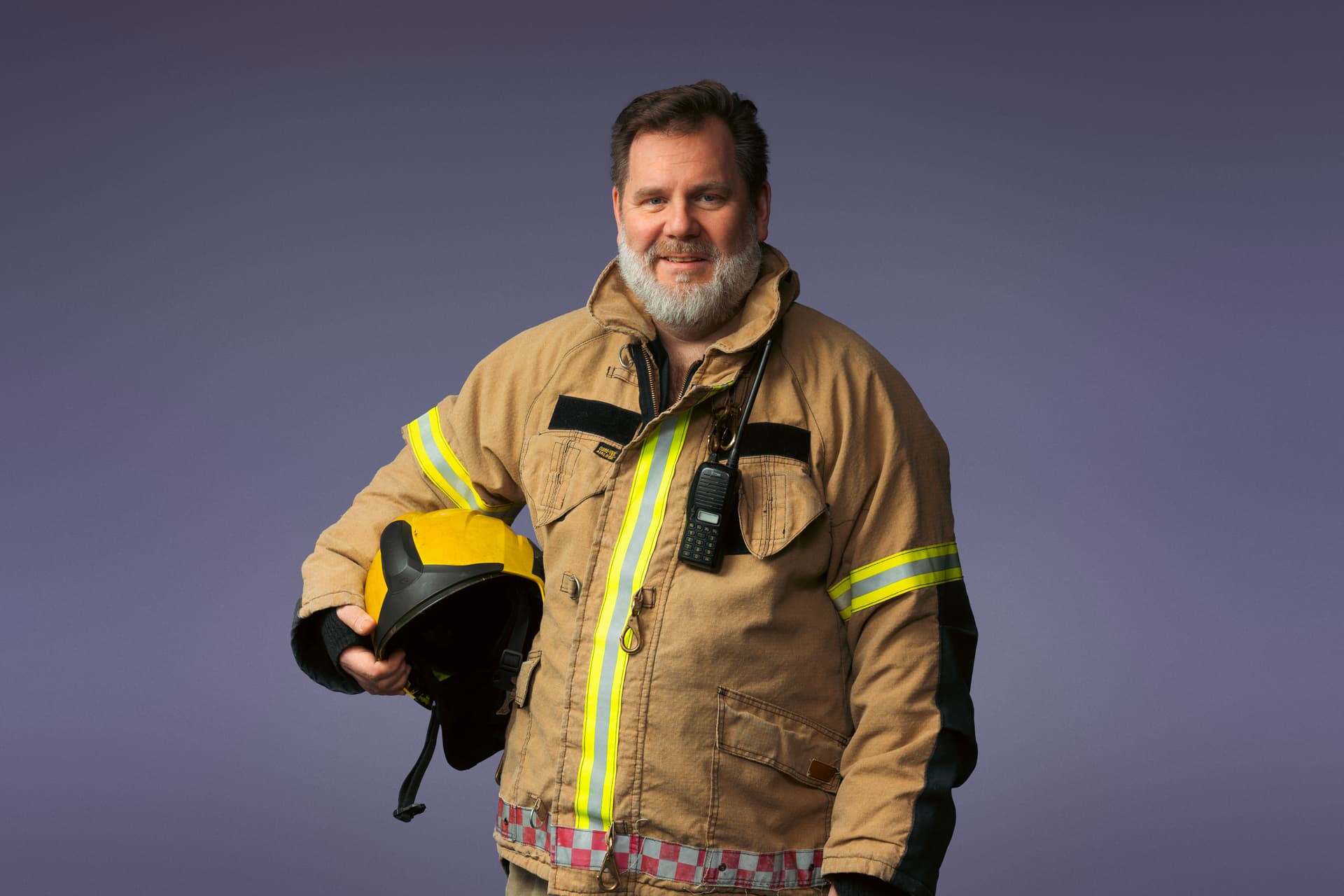 Portrett av brannkonstabel med hjelm under armen