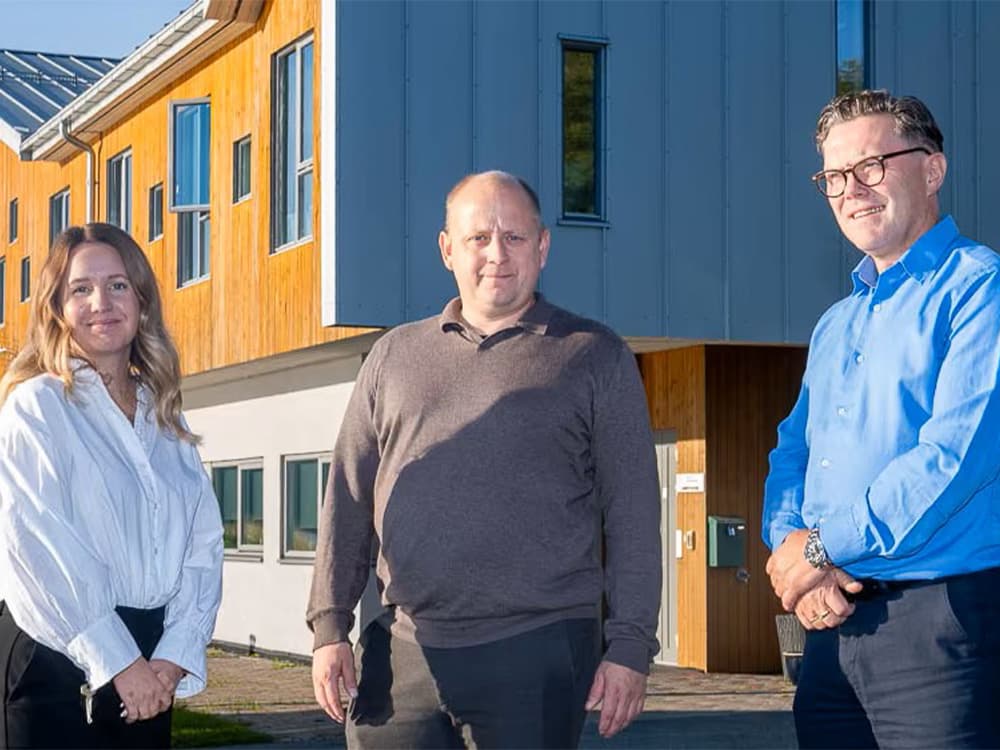 Enhetsleder Tina Reinholtsen ved Kvæfjord ungdomssenter, ordfører Birger Holand og daglig leder i Kompella, Tore Johansen. Foto: Harstad Tidende