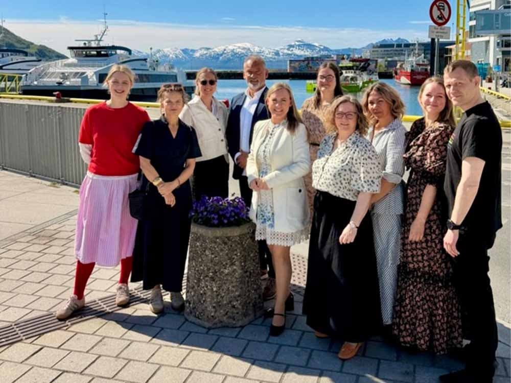 Gruppe mennesker står på en kai.