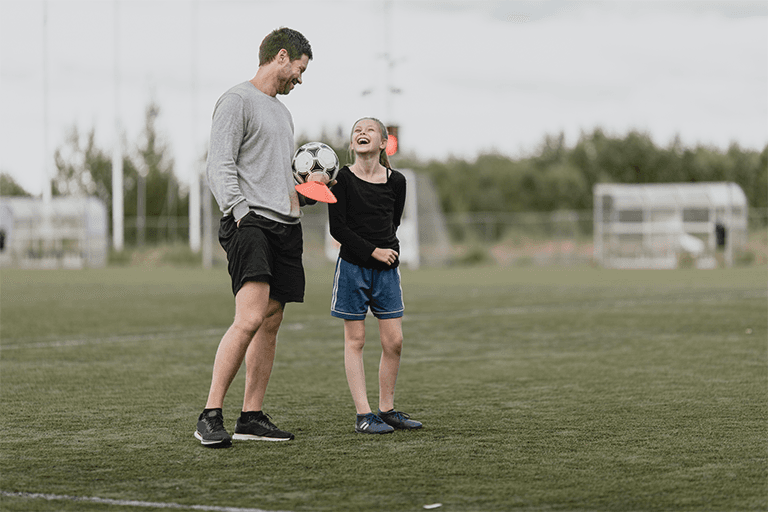 Mann og jente på fotballbane