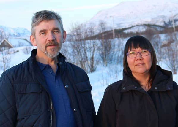 Fosterfar og forstermor står utendørs vinterstid