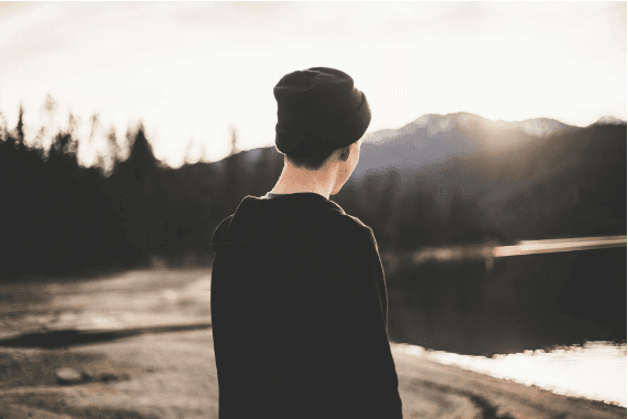 Gutt utendørs bakfra. 