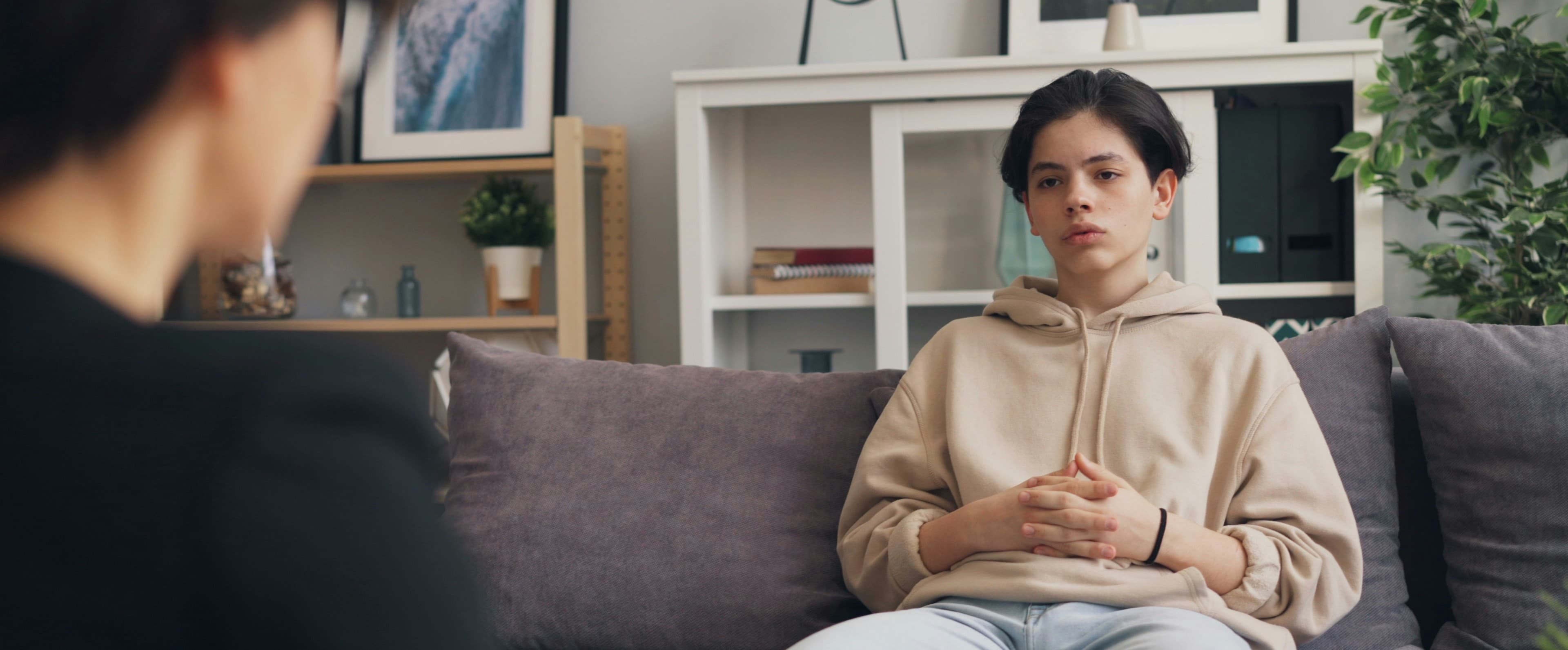 En ungdom i samtale med en voksen