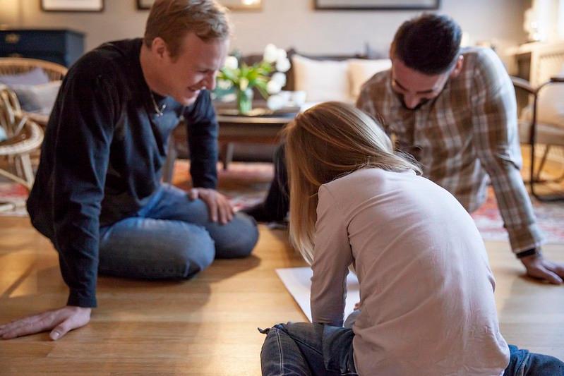 familie sitter på gulvet