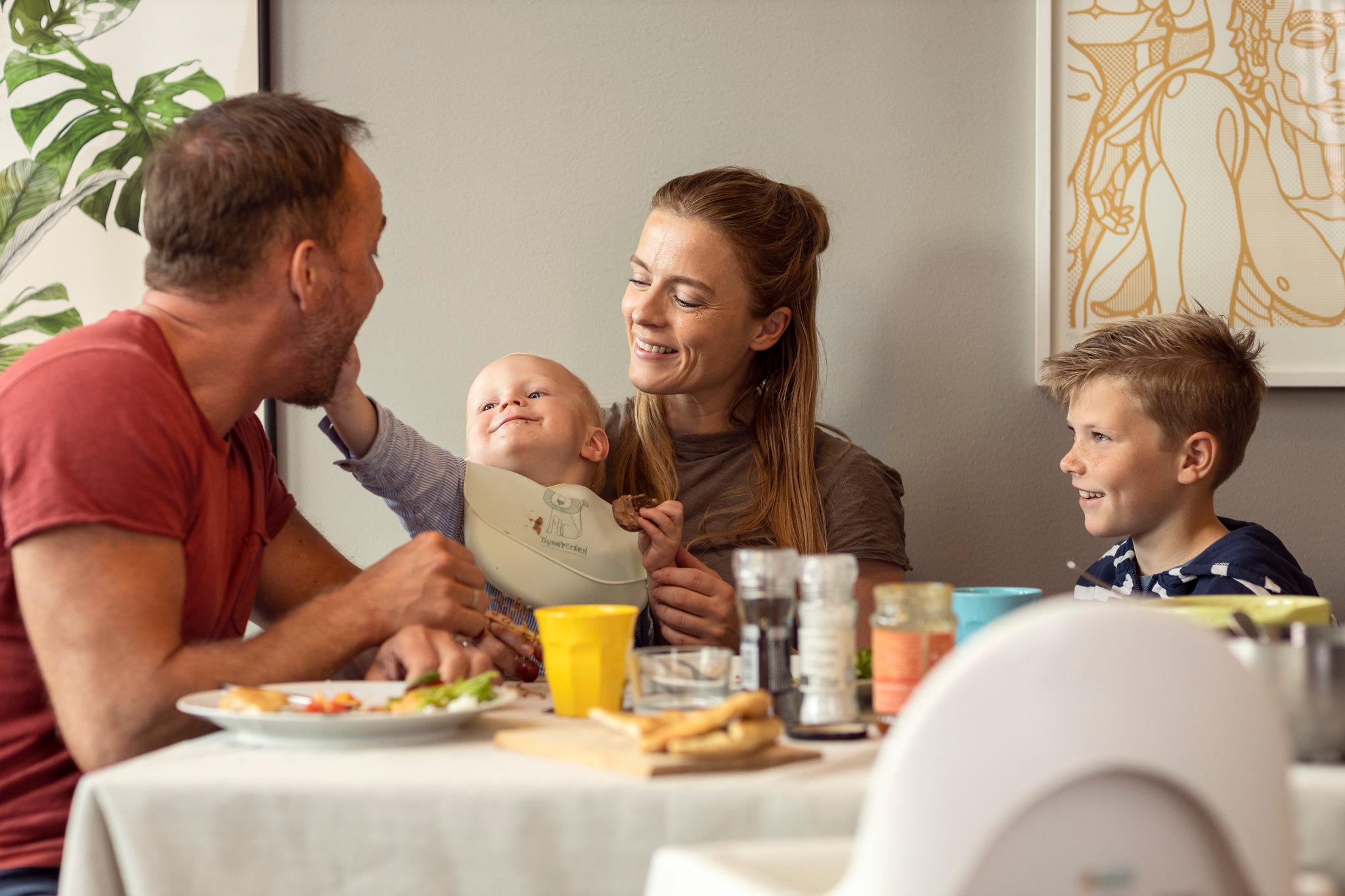 Blde av en familie som spiser frokost