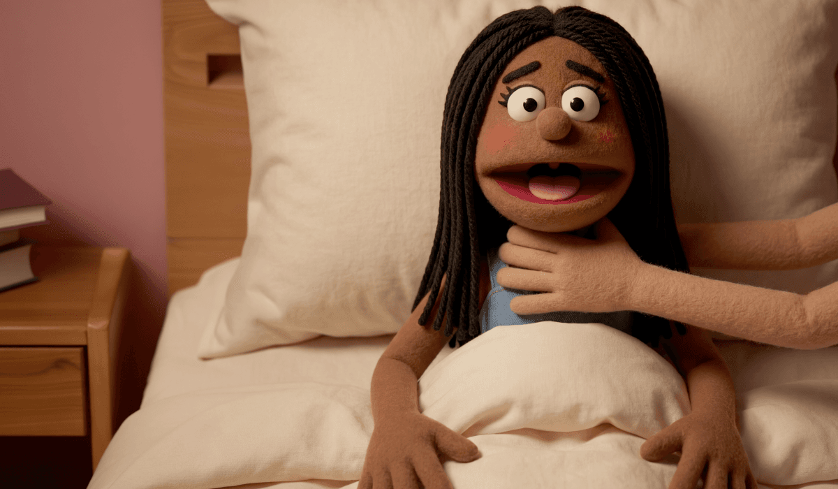 et bilde av en dukke som ligger i senga og blir kvalt