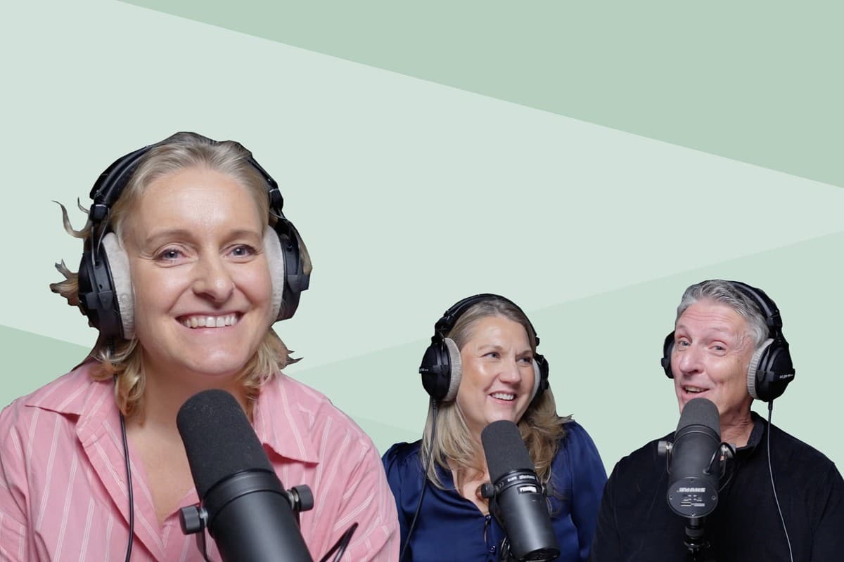 programleder Tuva Fellman med to gjester i studio