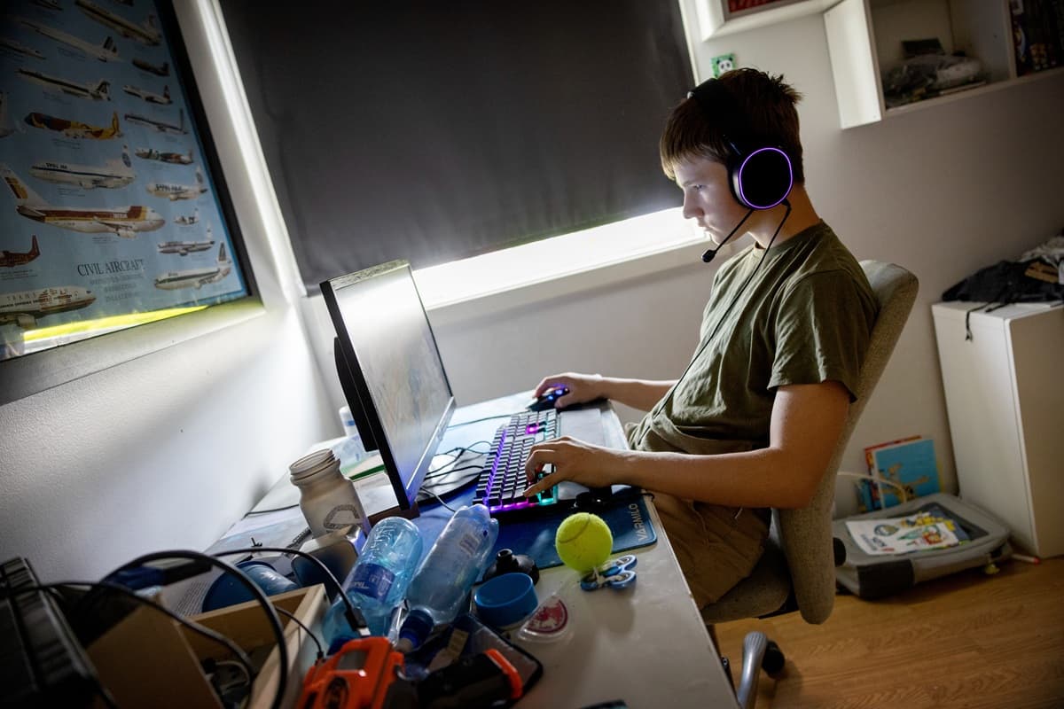 gutt sitter på rommet og gamer