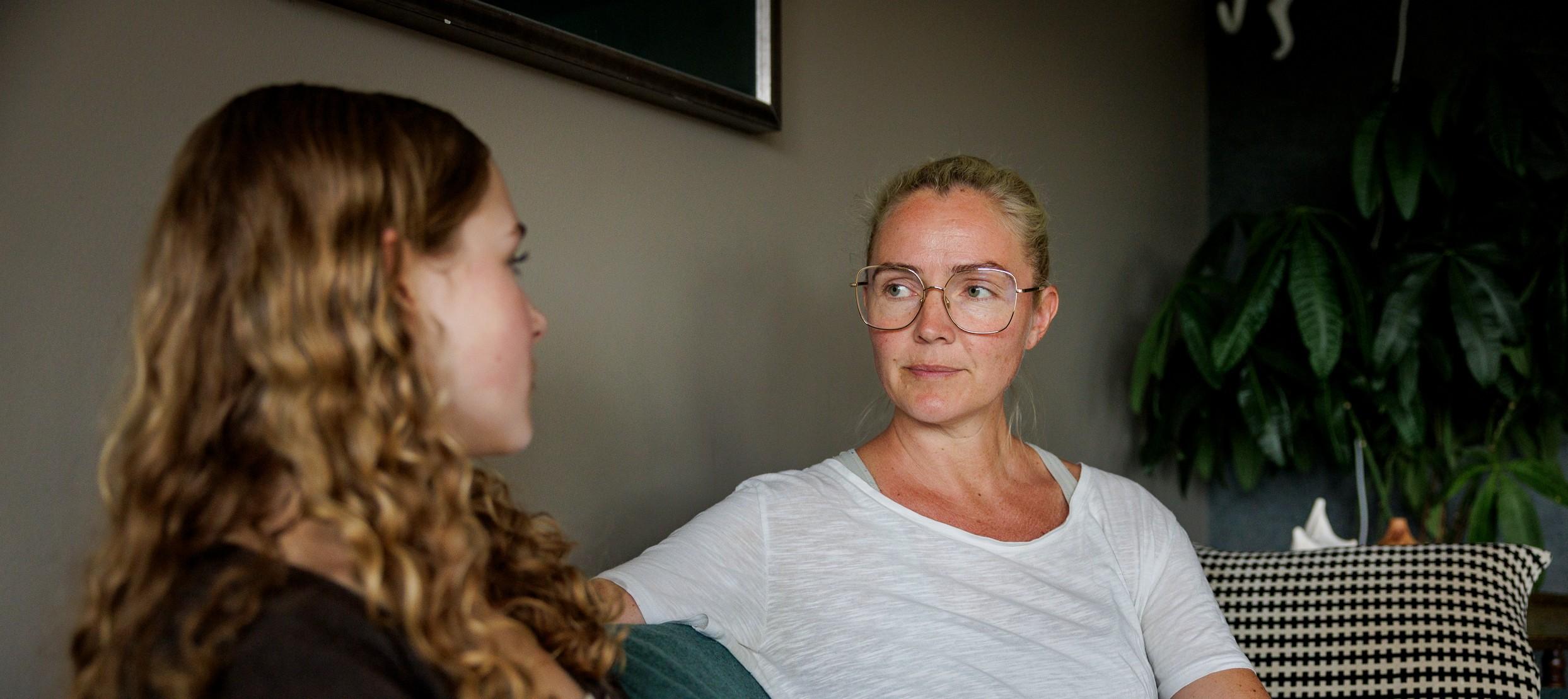 Illustrasjonsfoto av jente som snakker med mamma