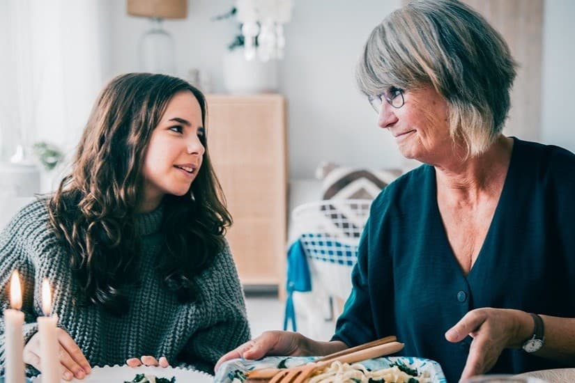 En ung jente og bestemor ser på hverandre