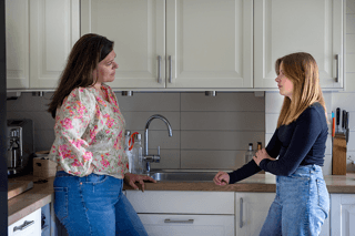 Mor og datter på kjøkkenet