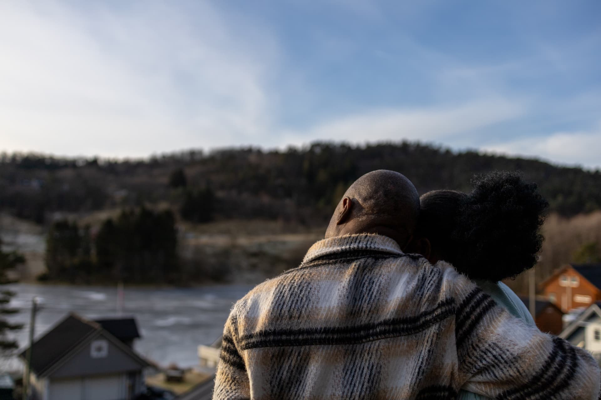 To siluetter av et par som ser utover landskap