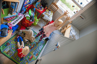 To barn leker på barnerom