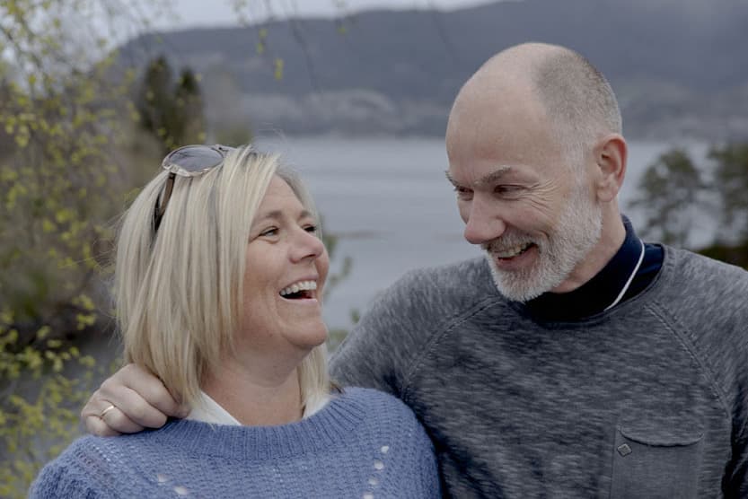 en mann og en kvinne smiler til hverandre