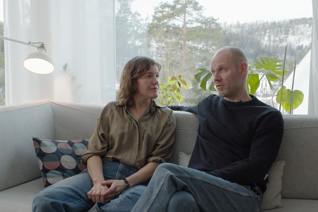 Astri og Martin sitter i sofa