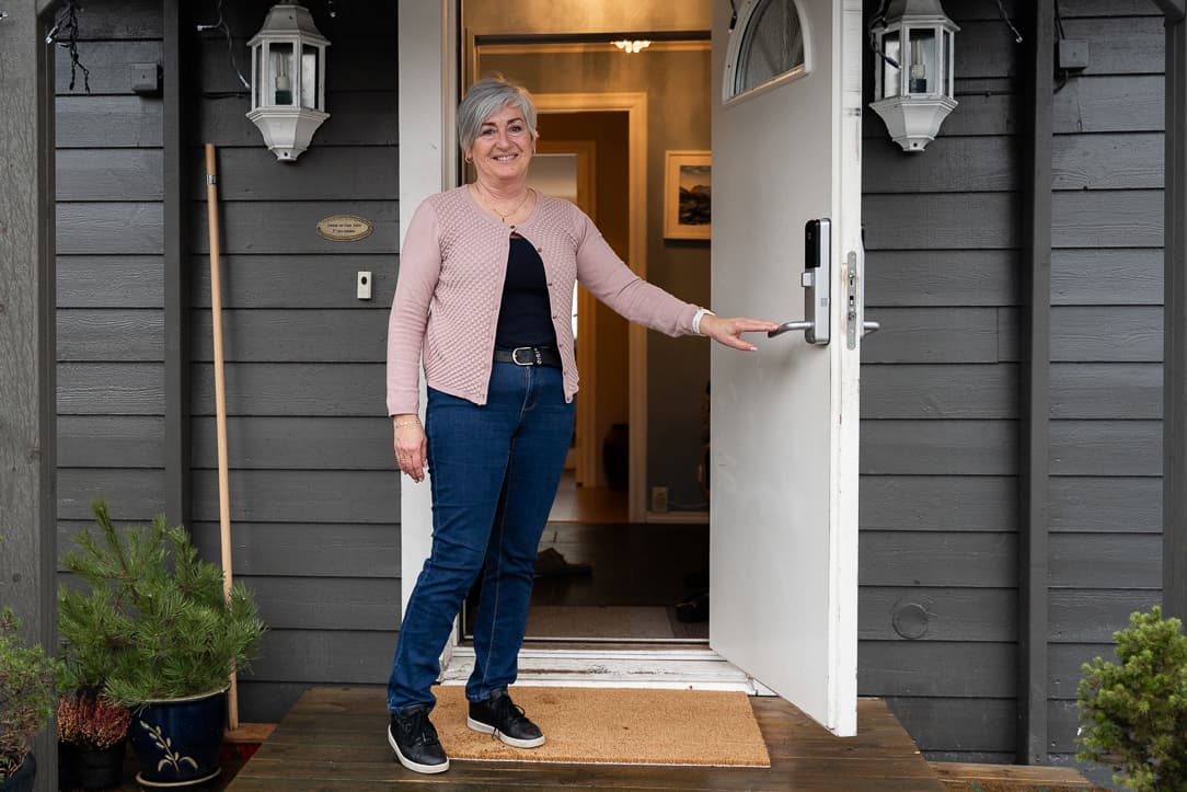 Ingrid står i døra og ønsker velkommen.