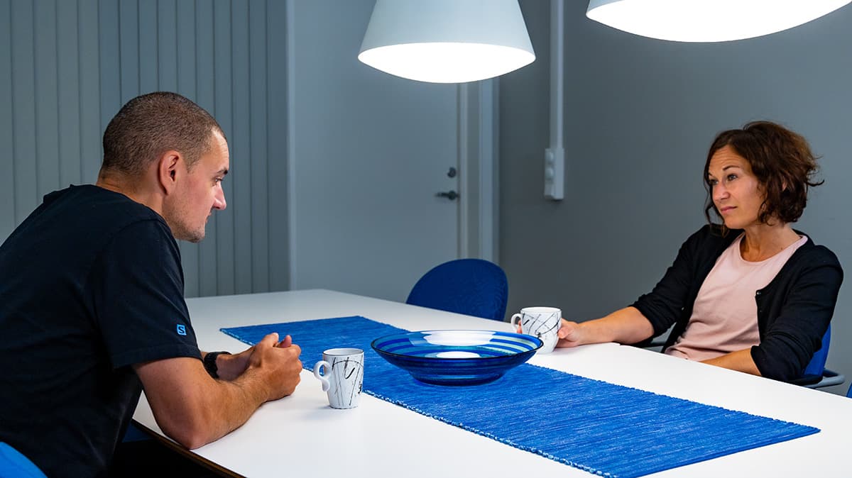 Psykologspesialist Tony F. Marcelino og psykologspesialist Venil Harstad i samtale. Foto.