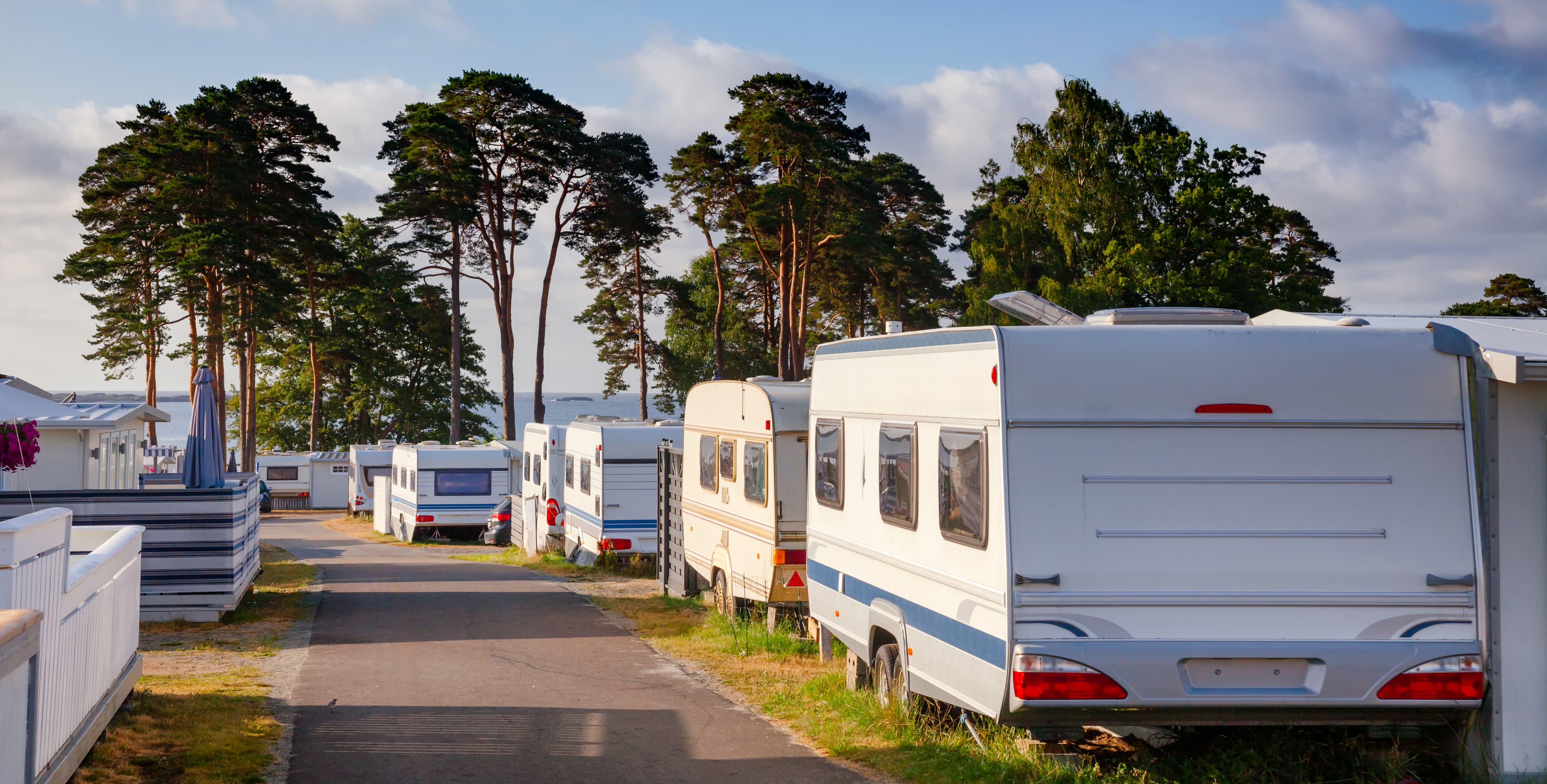 Campingplass med campingvogner