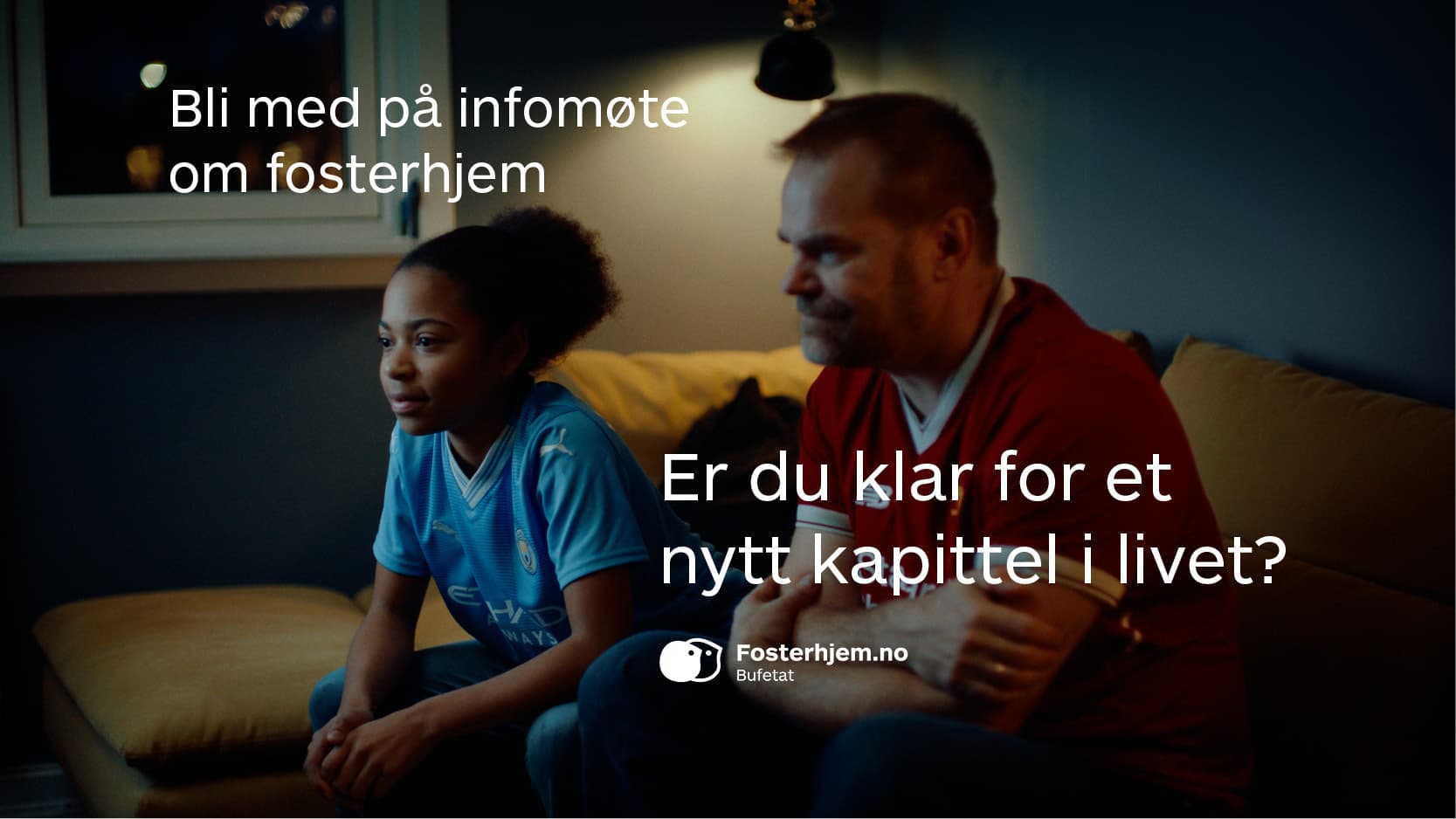 Et barn og en voksen i hver sin fotballdrakt sitter i sofaen og ser på TV, med skrift på bilde: "Er du klar for et nytt kapittel i livet? Bli med på infomøte om fosterhjem".