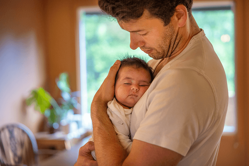 Pappa med liten baby