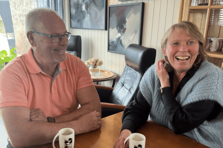 Mari-Anne og Lars ler