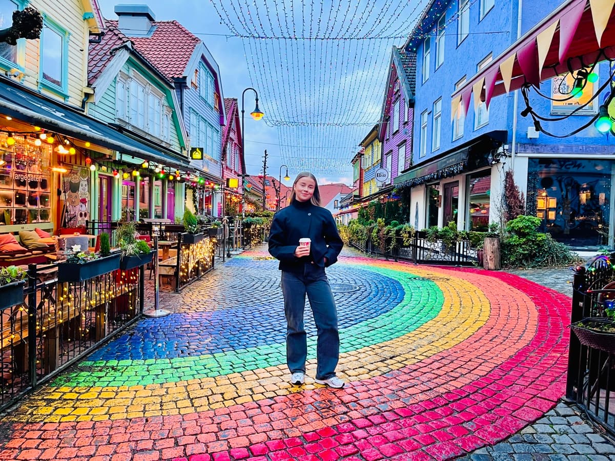 Stine Lise Nordsletta Somby står midt i en gate i Stavanger.